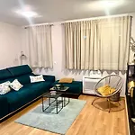 Apartman Cozy On Location With Private Parking
