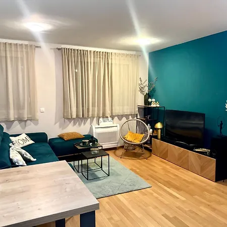 아파트 Cozy On Location With Private Parking