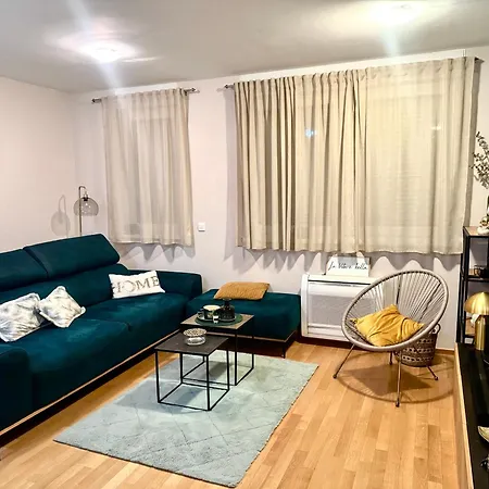 아파트 Cozy On Location With Private Parking