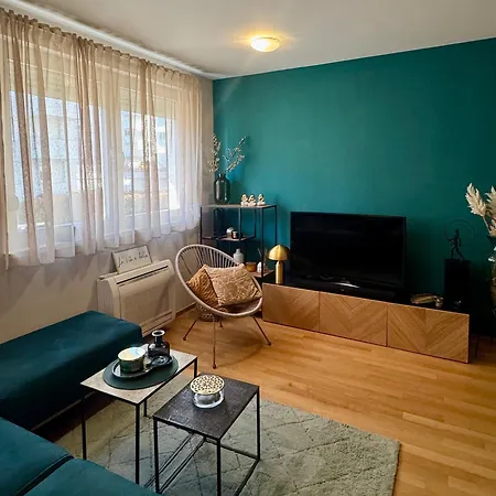 아파트 Cozy On Location With Private Parking