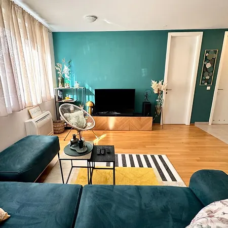 Cozy On Location With Private Parking Apartmán