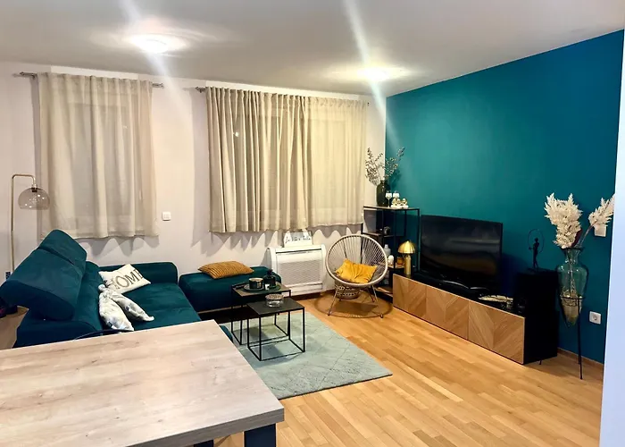 Apartman Cozy On Location With Private Parking