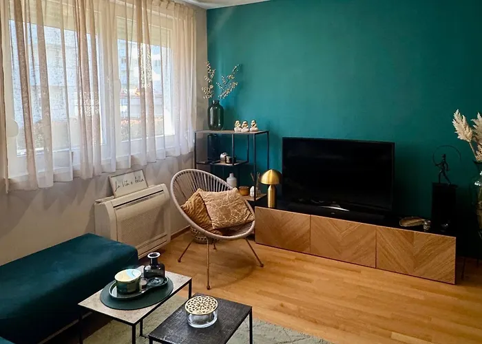 Apartman Cozy On Location With Private Parking